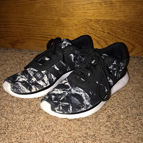 adidas Shoes - Adidas sneakers! SO COMFY